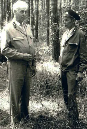 Директор Чечерского спецлесхоза П. П. ХЛЕБОКАЗОВ (слева) с лесничим Чечерского лесничества А. Г. ГУЦЕНКОВЫМ во время посещения лесных культур, 1997 год. фото